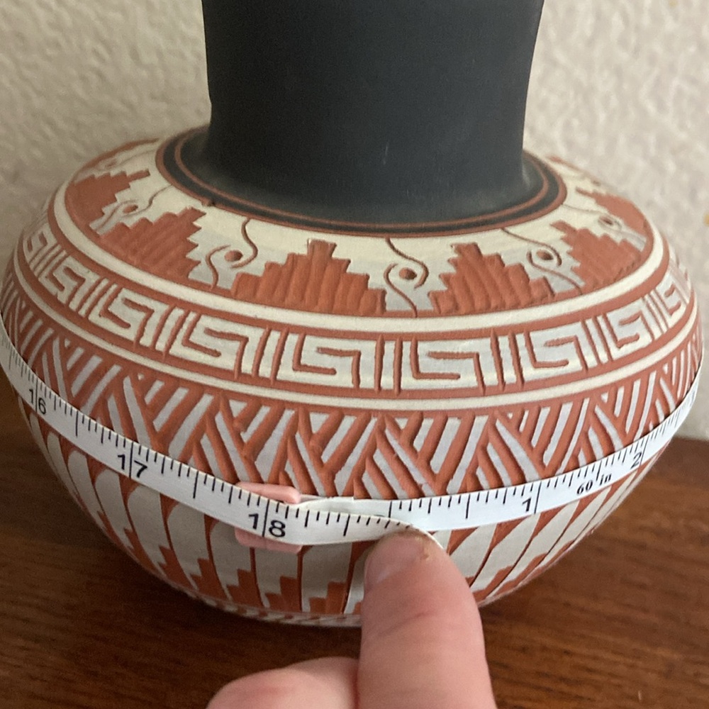 Vintage Signed NAVAJO “Sylvia Johnson” Colorful Art Pottery Etched Terracotta - Picture 8 of 8
